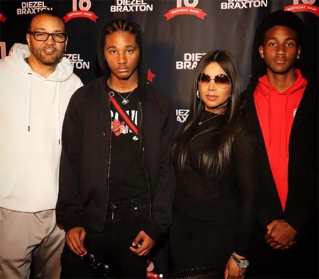 A picture of Toni and Keri with their children.